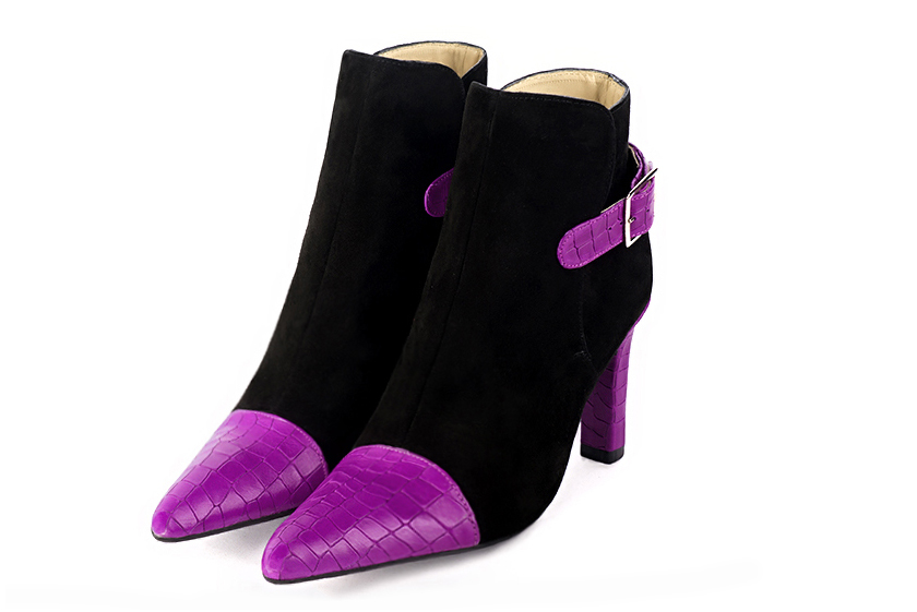 Bottines élégantes et raffinées avec des boucles à l'arrière, coloris violet mauve et noir mat. Bout effilé. Très haut. Talon trotteur. Personnalisation : Choix des cuirs, des couleurs et des talons. Cou-de-pied sur mesure. - Florence KOOIJMAN